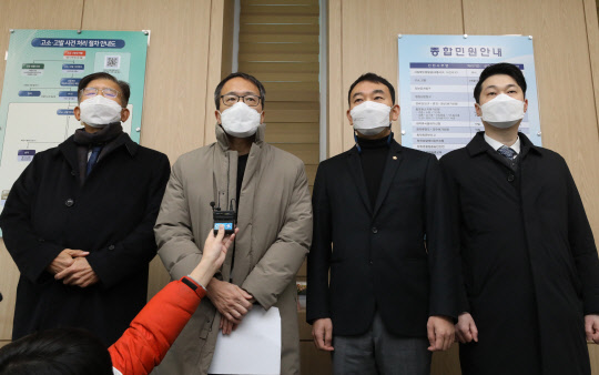 민주당 선대위 국민검증법률지원단이 6일 경기남부경찰청에 윤석열 국민의힘 대선후보의 장모와 처남, 김선교 의원을 경기 양평 공흥지구 개발 관련 특정범죄 가중처벌 등에 관한 법률 위반 혐의로 고발장을 제출한 뒤 취재진 질문에 답하고 있다. 공동취재단=연합뉴스